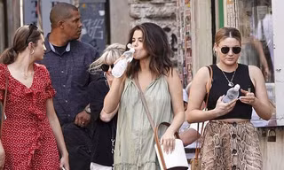 Selena Gomez mặc dù street style có phần hơi luộm thuộm nhưng nữ ca sĩ sinh năm 1992 vẫn tỏ ra rất tự tin, thoải mái trên đường.