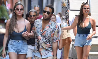 Chrissy Teigen táo bạo không áo lót, khoe vòng 1 'ngoại cỡ' trên phố