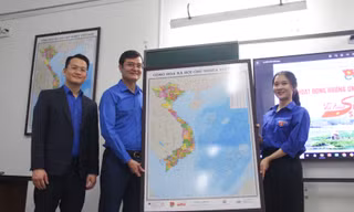 T.Ư Đoàn tặng bản đồ cho trường học, nhà trưng bày Hoàng Sa