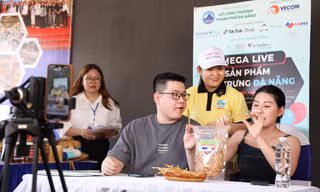 Livestream bán cá, mực, bánh ở chợ truyền thống Đà Nẵng