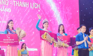 Vượt qua 13 thí sinh khác trong đêm chung kết, thí sinh Phạm Tâm Anh Thy (Trường THPT Phan Châu Trinh) đã giành giải nhất đơn nữ Hội thi học sinh, sinh viên tài năng, thanh lịch TP Đà Nẵng năm 2021