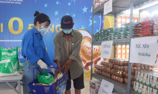 Với mỗi tấm vé nghĩa tình, những hộ dân có hoàn cảnh khó khăn ở Đà Nẵng có thể mua sắm các nhu yếu phẩm, thực phẩm tươi sống... ở "Siêu thị mini 0 đồng"
