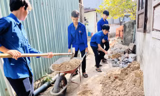 'Áo xanh' đội nắng giúp hộ khó khăn sửa chữa, xây mới nhà cửa