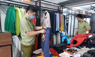 Qua kiểm tra, lực lượng Quản lý thị trường (QLTT) TP Đà Nẵng phát hiện lượng lớn hàng hóa không rõ nguồn gốc xuất xứ, không có hóa đơn chứng từ, nghi giả mạo nhãn hiệu tại 4 địa điểm kinh doanh có tiếng trên địa bàn. Ảnh: G.T