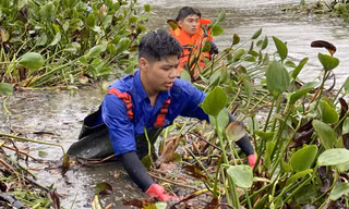 Ngâm mình trong bùn lầy giúp người dân
