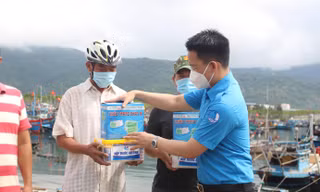 Trao hộp thuốc an sinh cùng ngư dân vươn khơi bám biển