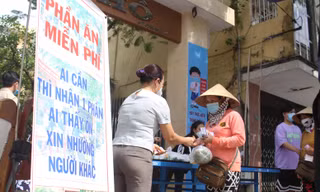 Thầy cô 'xắn tay' nấu cơm 0 đồng cho người khó
