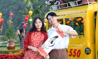 Giới trẻ Đà Nẵng rộn ràng check in vườn hoa xuân dưới chân Ngũ Hành Sơn