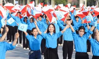 Bạn trẻ Đà Nẵng đồng diễn Semaphore chào mừng Đại hội Hội LHTN TP lần VIII