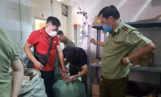 Khi kiểm tra đột xuất 2 cửa hàng kinh doanh mỹ phẩm và một công ty vận chuyển hàng hóa trên địa bàn, Cục Quản lý thị trường TP Đà Nẵng phát hiện 4.446 sản phẩm nghi giả mạo các nhãn hiệu nổi tiếng như Nike, Adidas, Chanel…