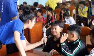 'Cõng' lớp học kỹ năng lên non dạy trẻ miền núi