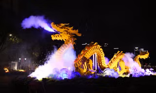 Chen chân xem linh vật rồng Đà Nẵng 'phun nước, phun lửa'