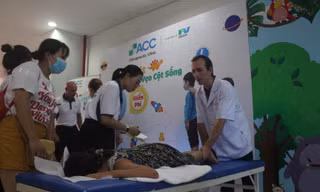 Hơn 200 em nhỏ được tầm soát vẹo cột sống, bàn chân bẹt miễn phí