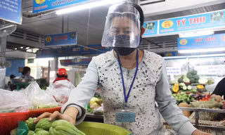 Tiểu thương Đà Nẵng đeo thẻ bán cách ngày, quầy hàng căng dây như ma trận để giãn cách