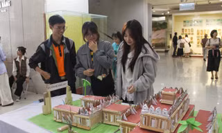 Bạn trẻ thích thú chiêm ngưỡng những công trình biểu tượng Đà Nẵng thu nhỏ