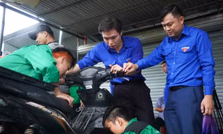 Sinh viên dầm mưa, sửa xe miễn phí cho người dân ở 'rốn ngập' Đà Nẵng