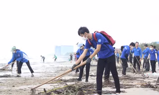 Bãi biển Đà Nẵng ngập rác sau mưa ngập lịch sử, ngàn thanh niên chung tay dọn dẹp