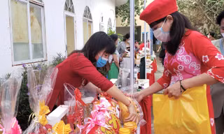Vẽ tranh, viết thư pháp trên lon bia