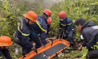 Phòng Cảnh sát PCCC&CNCN - Công an TP Đà Nẵng vừa cứu hộ thành công 1 nam thanh niên gặp tai nạn giao thông rồi rơi xuống vực ở đèo Hải Vân
