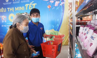 Người khó khăn ở Đà Nẵng sắm Tết 0 đồng
