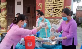 Hơn 1 tuần nay, các chị em phụ nữ trên địa bàn xã Hòa Tiến (huyện Hòa Vang, Đà Nẵng) tổ chức nấu cơm "tiếp sức" cho các tổ lưu động làm căn cước công dân trên địa bàn. Ảnh: NVCC