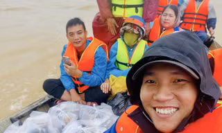 Đội SOS cứu hộ giữa 'rốn lũ'