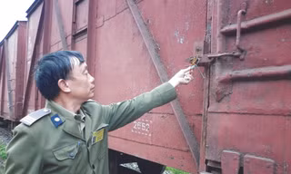 15 toa gỗ được đưa về ga Giáp Bát (Hà Nội) đã 2 tháng nay nhưng cơ quan chức năng vẫn chưa đưa ra biện pháp xử lý