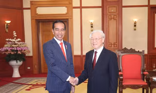 Tổng Bí thư Nguyễn Phú Trọng tiếp thân mật Tổng thống Cộng hòa Indonesia Joko Widodo. Ảnh: Như Ý