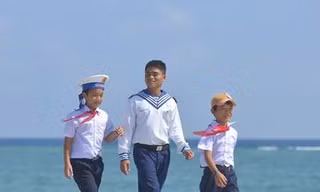 Đi dạo ngoài bờ biển luôn là sự thích thú của những đứa trẻ ở Trường Sa. Ảnh: Quỳnh Trang