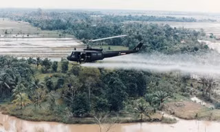 Một trực thăng Mỹ rải chất độc da cam trong chiến tranh Việt Nam. Ảnh: Wikipedia. 