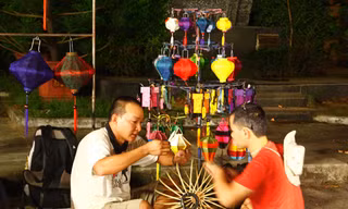 Thí sinh thử sức làm đèn lồng ở Hội An
