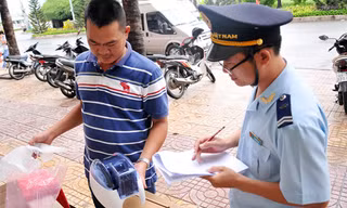 Cán bộ Hải quan kiểm tra hàng hóa kê khai của doanh nghiệp tại Long An. Ảnh: Tuấn Nguyễn