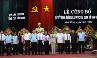 Ban lãnh đạo Cục Hải quan Hà Nam Ninh chụp ảnh lưu niệm cùng lãnh đạo Bộ Tài chính và UBND tỉnh Ninh Bình