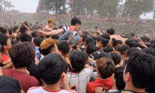 Giẫm đạp, leo lên đám đông để mong cướp được Phết.