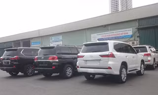 Ô tô nhập khẩu tại Chi cục Hải quan cửa khẩu Bắc Hà Nội. Ảnh: Tuấn Nguyễn