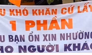 Chia sẻ chống dịch COVID-19: Phát cơm miễn phí, hỗ trợ tiền người bán vé số