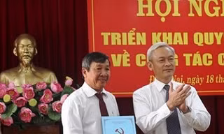 Ông Hồ Thanh Sơn (bên trái) nhận quyết định bổ nhiệm