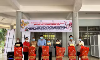 Bí thư Thành uỷ TPHCM tặng quà Tết cho người lao động tại Đồng Nai 