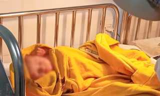  Bé gái sơ sinh còn nguyên dây rốn bị bỏ rơi trên tàu SE1