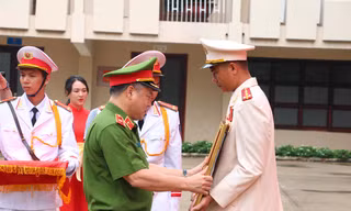 Đại úy Thái Ngô Hiếu cứu sống 4 người nhận Huân chương Dũng cảm