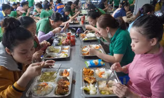  Suất ăn 250.000 đồng của công nhân có những gì?