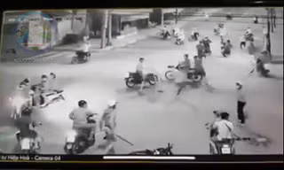 Hàng chục người vác mã tấu gây náo loạn, quây công an ở Biên Hòa