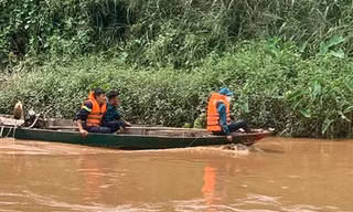 Theo mẹ đi thả cá phóng sinh, bé trai 2 tuổi rơi xuống sông mất tích