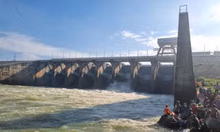 Nước đầu nguồn về đầy hồ, thủy điện Trị An tiếp tục xả tràn