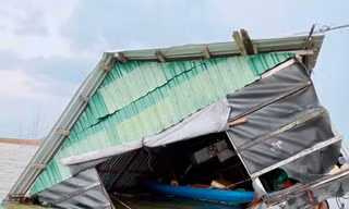 Lốc xoáy, nhiều hộ dân ở Đồng Nai bị tốc mái nhà, chìm bè cá