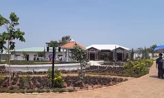 Khu nghỉ dưỡng của ca sĩ Hồ Quỳnh Hương vừa bị cơ quan chức năng xử phạt về hành vi xây dựng công trình không phép, trái phép.