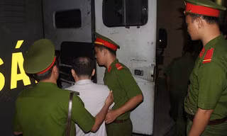Cảnh sát áp giải bị cáo Lương Văn Thảo lên xe thùng.