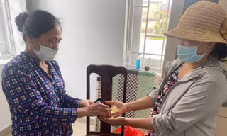 Nhân viên lao công trả lại túi vàng trên 300 triệu đồng cho người đánh rơi