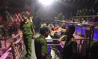 Cơ quan công an kiểm tra quán bar
