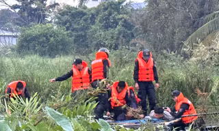 Hàng chục cảnh sát bao vây bắt ghe hút cát trên sông Đồng Nai 